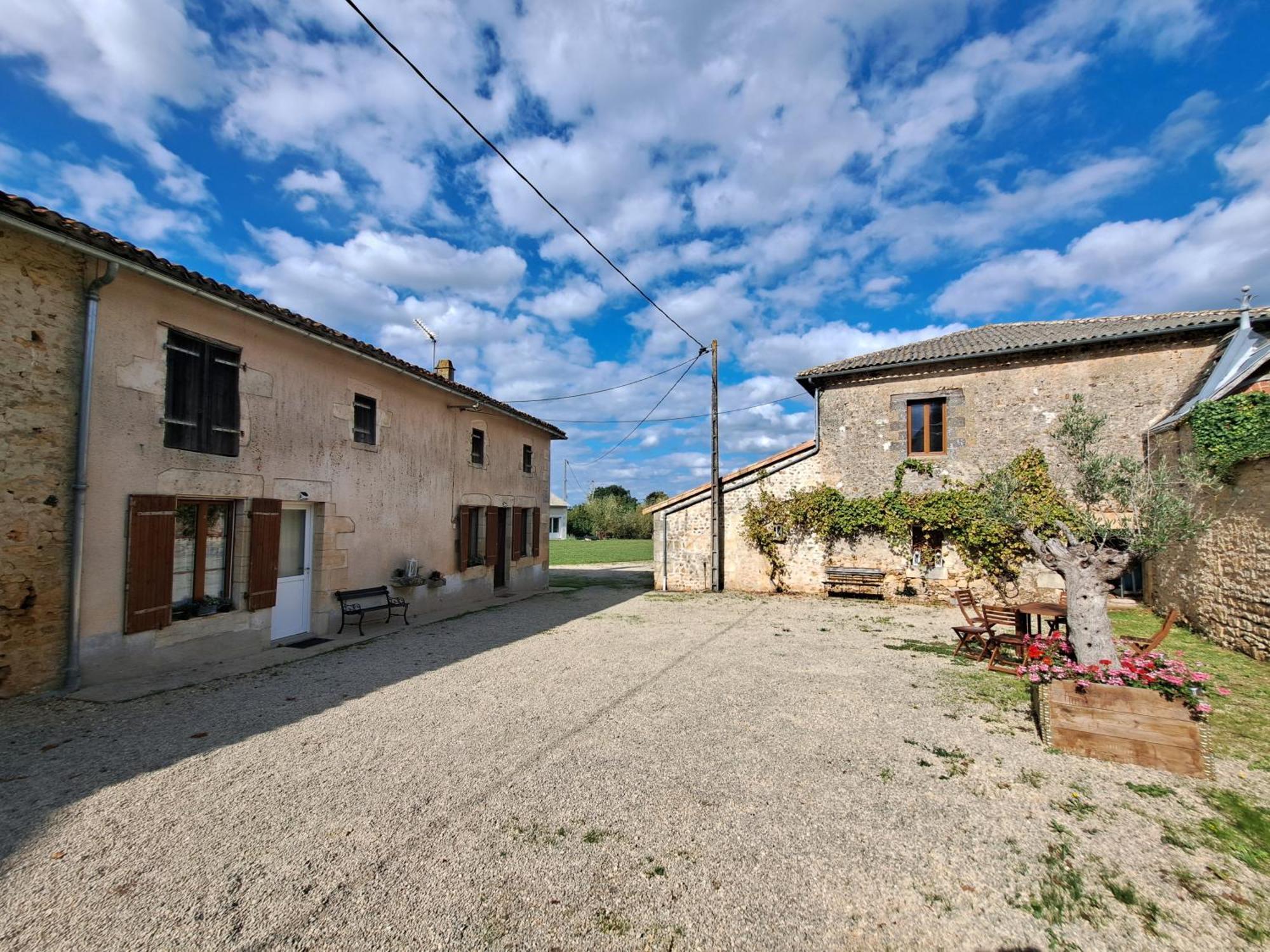 Domaine De La Briouse Bed and Breakfast Sanxay Εξωτερικό φωτογραφία